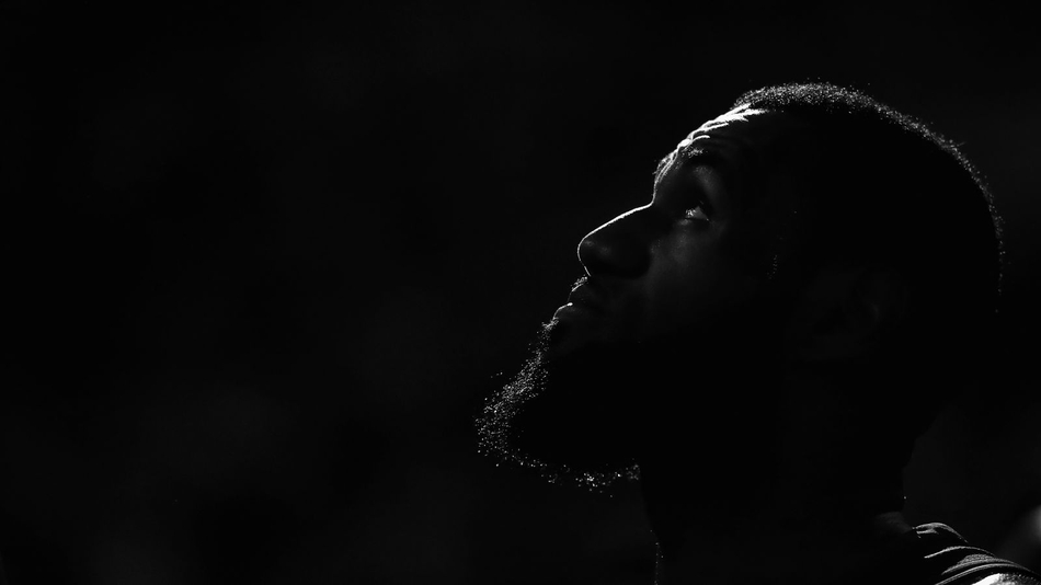 帅炸！詹姆斯黑白写真大片 赤裸上身狂秀肌肉 背部文身太霸气