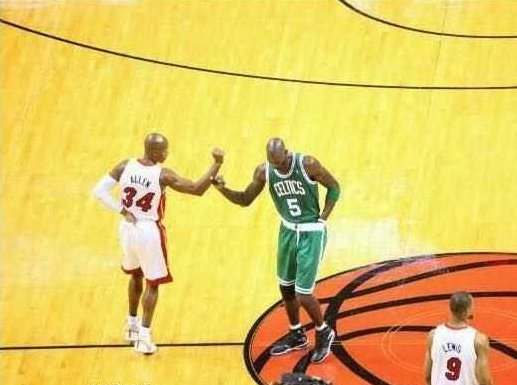 一张照片就能讲述一段NBA故事！姚明老大重逢 加嫂遥望科比