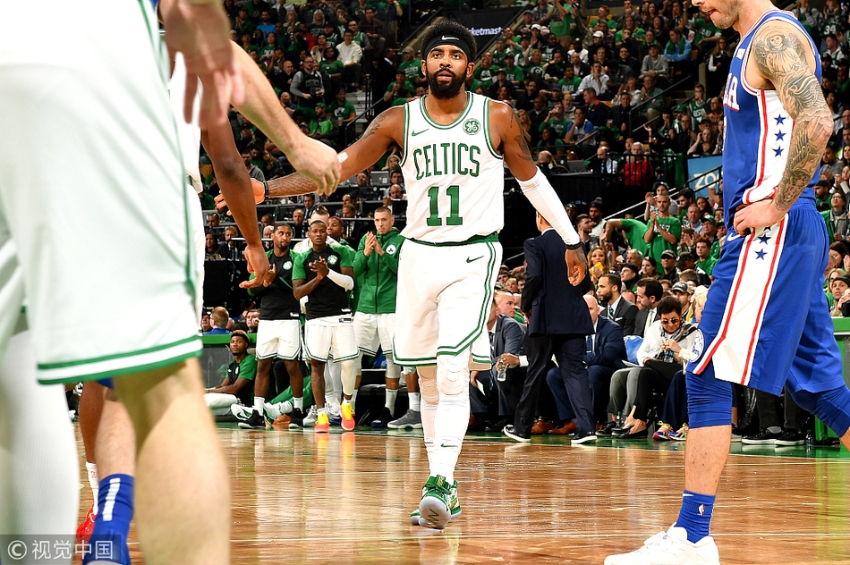 欧文跟队友击掌