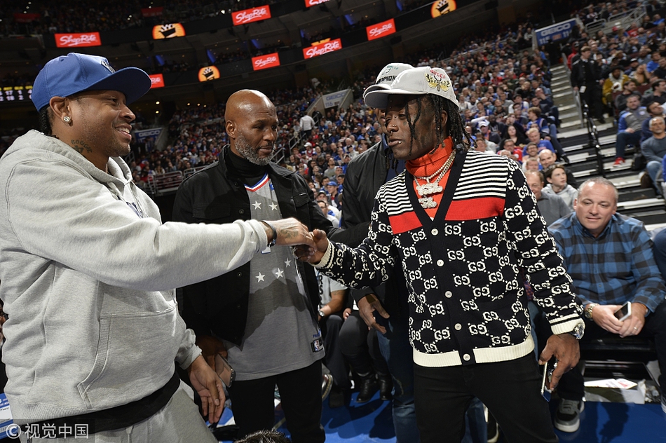 艾弗森现身76人主场观战