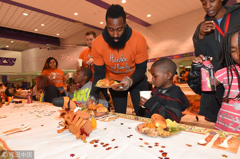 NBA各队办感恩节活动回馈球迷