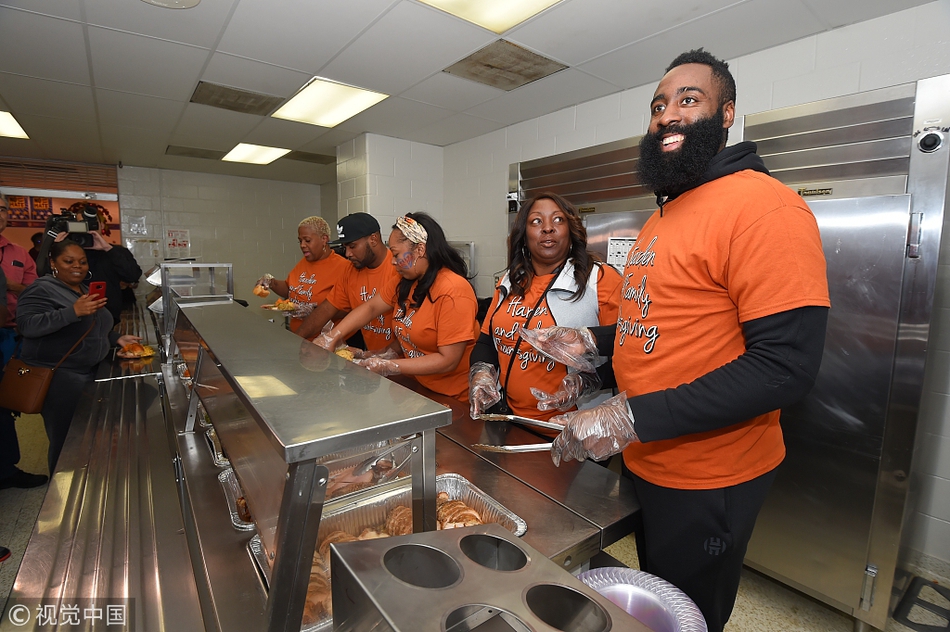 NBA各队办感恩节活动回馈球迷