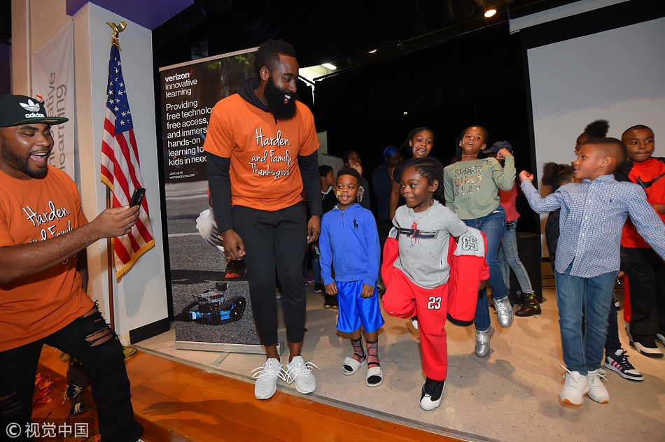 NBA各队办感恩节活动回馈球迷