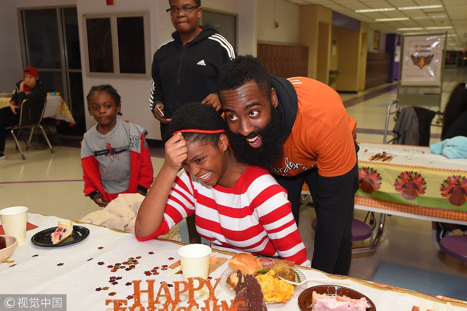 NBA各队办感恩节活动回馈球迷