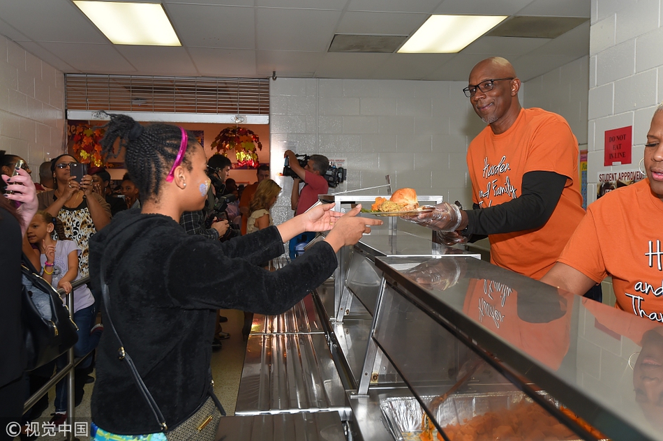 NBA各队办感恩节活动回馈球迷