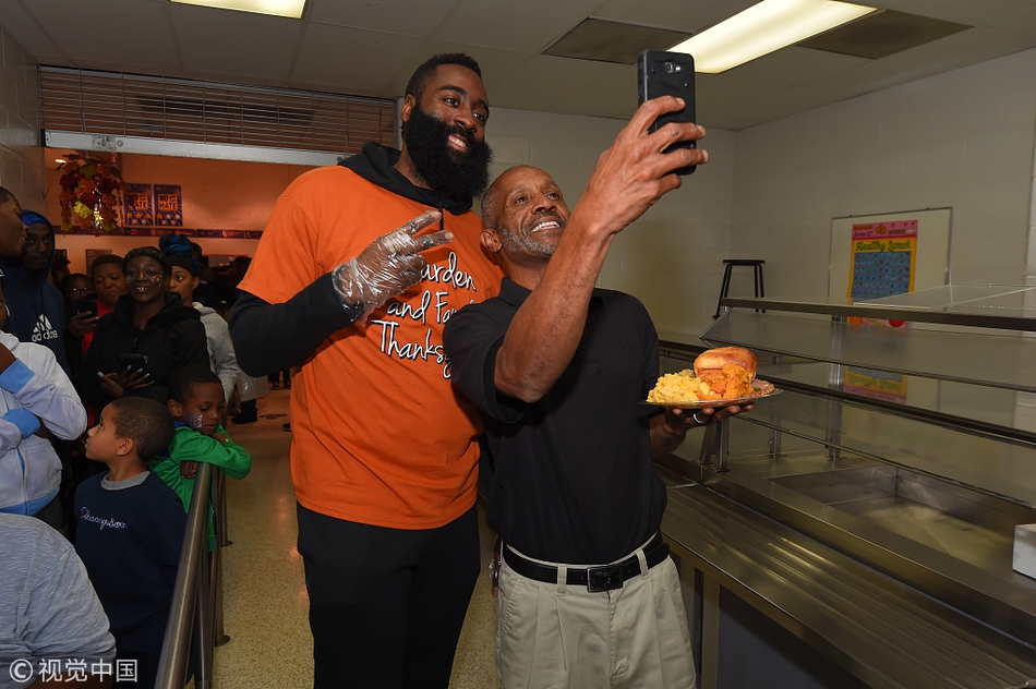 NBA各队办感恩节活动回馈球迷