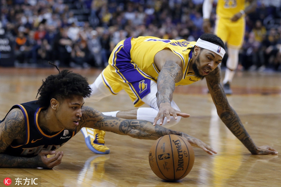 英格拉姆与乌布雷争抢地板球