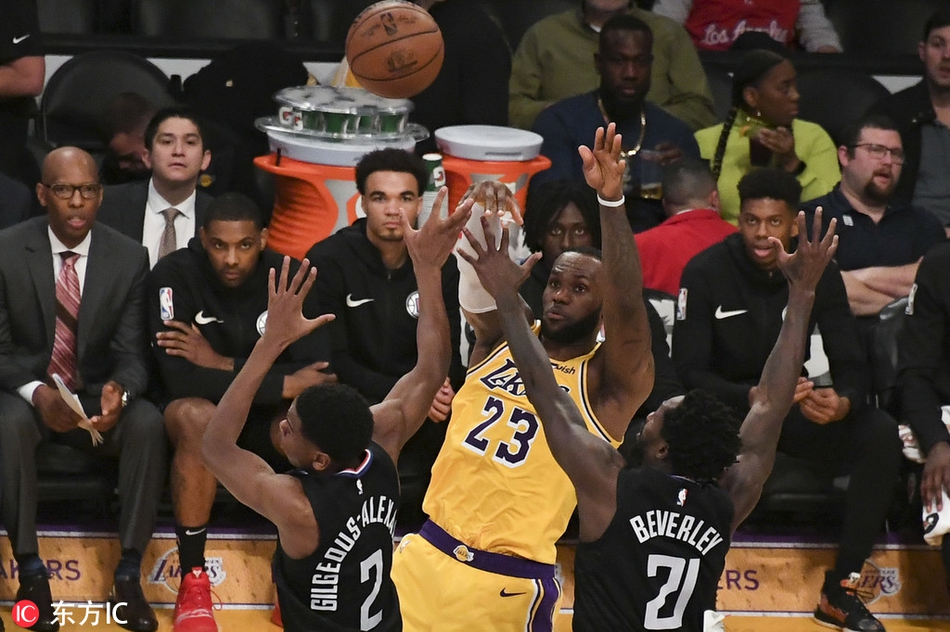 詹姆斯跳起传球