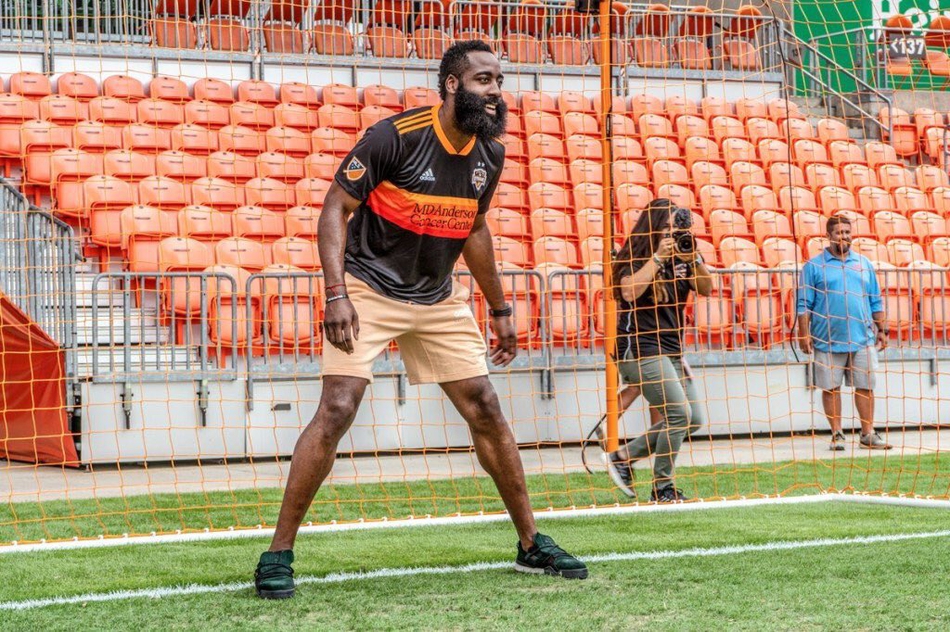 哈登离开阿森纳加盟休斯顿足球队！穿足球衣拍写真 刚入股成老板