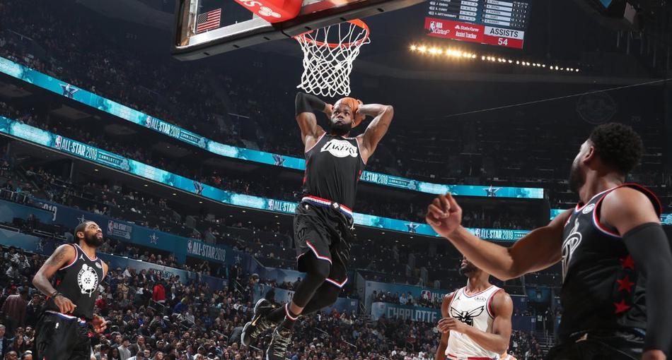 一张照片就能讲述一段NBA故事！姚明老大重逢 加嫂遥望科比