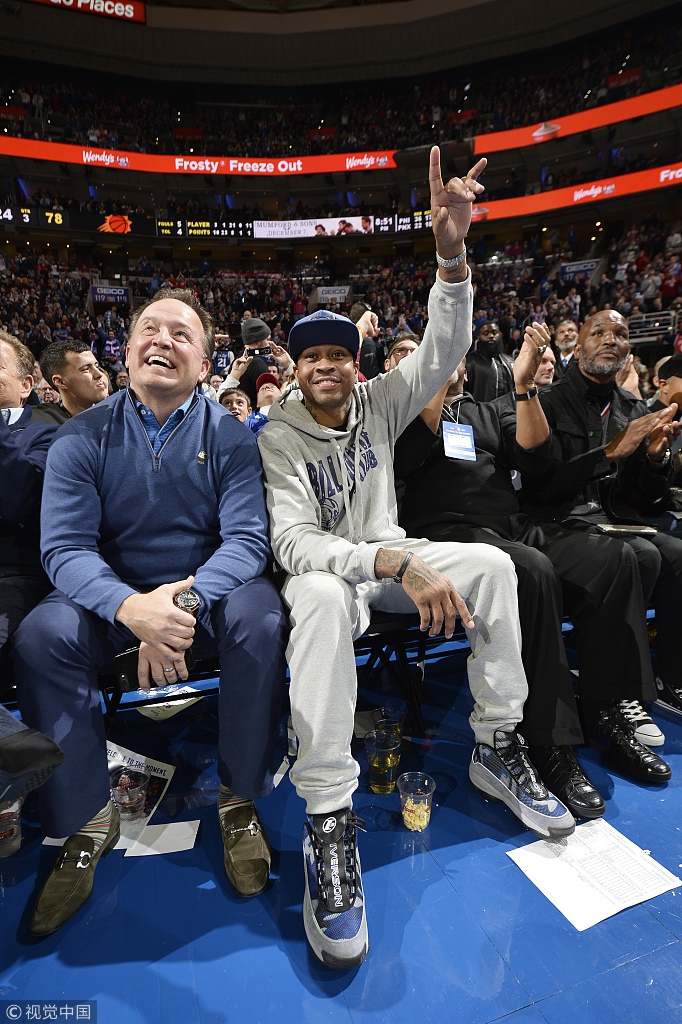 艾弗森现身76人主场观战