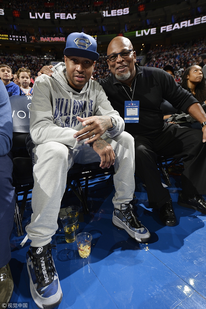 艾弗森现身76人主场观战