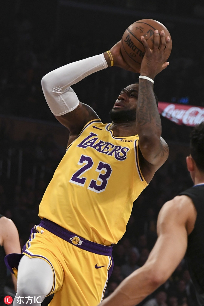 詹姆斯上篮