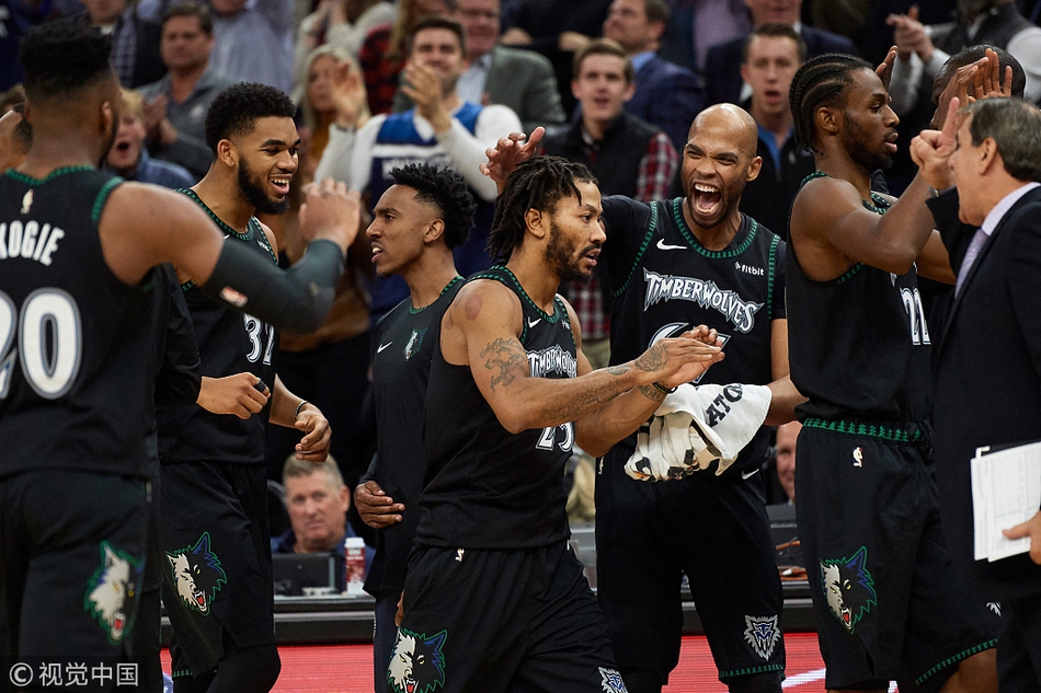 罗斯和队友庆祝胜利