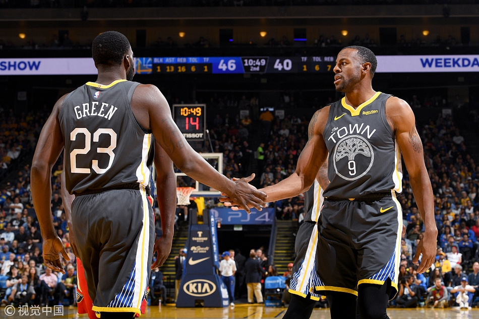 格林和伊戈达拉击掌