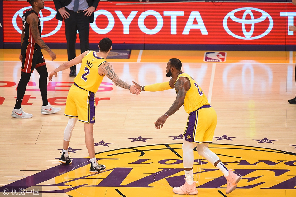 詹姆斯和球哥击掌互动
