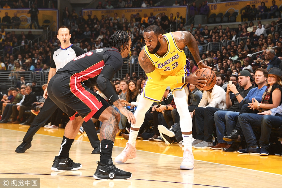 詹姆斯拿球单打