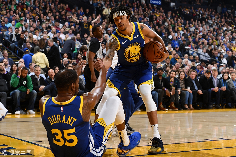 库里的妹夫达米安-李拉起杜兰特