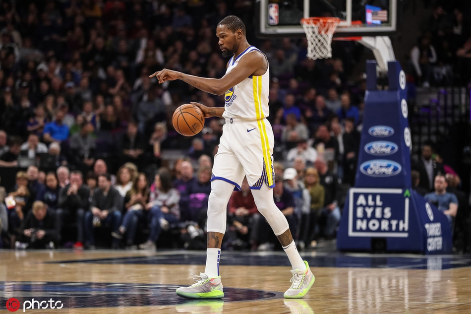 杜兰特指挥队友跑位