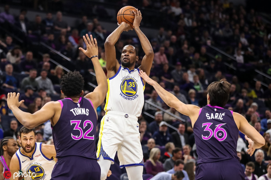 杜兰特面对两人防守投篮