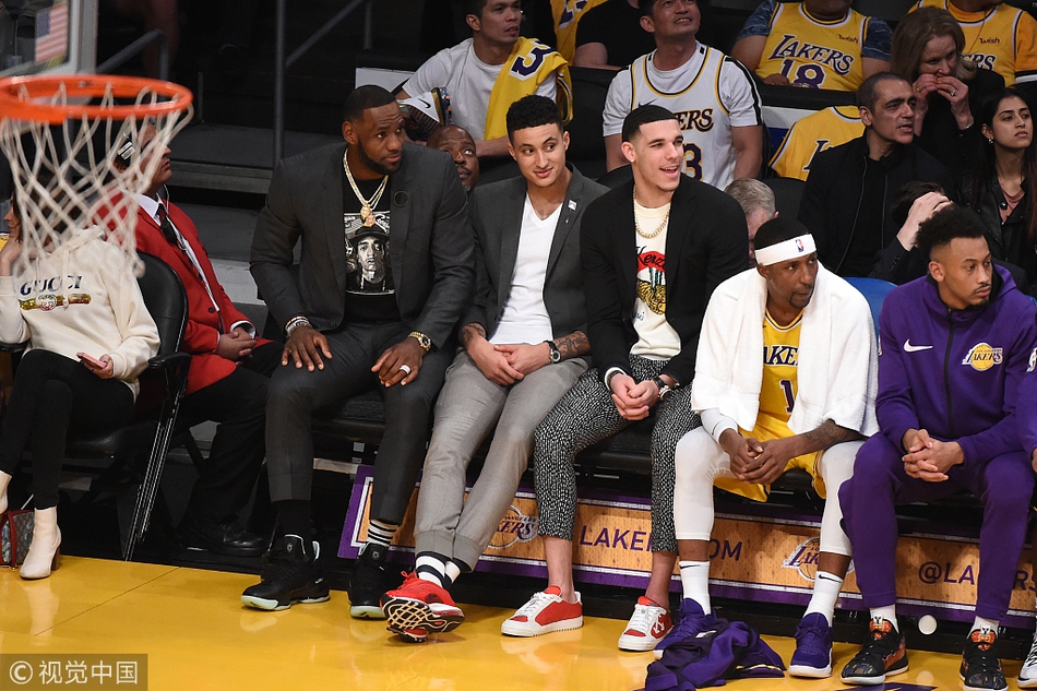 詹姆斯场边观战