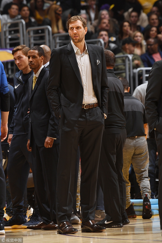 诺维茨基场边观战