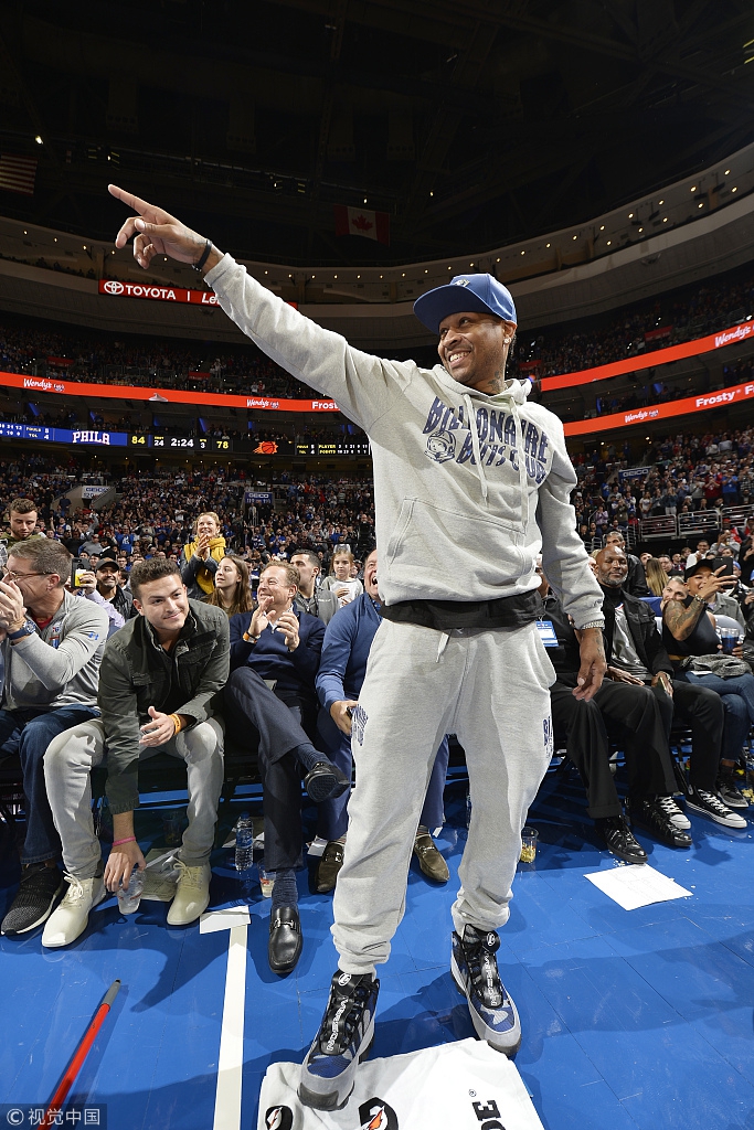艾弗森现身76人主场观战