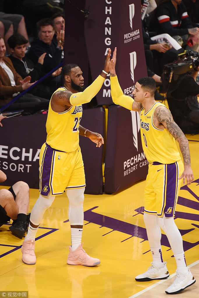 詹姆斯和库兹马击掌互动