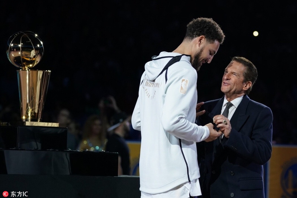 汤普森领取戒指