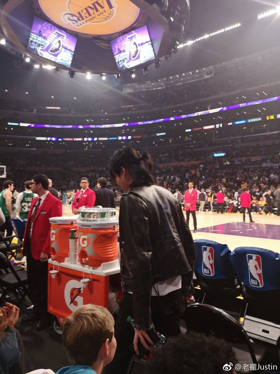 吴亦凡从前排走过