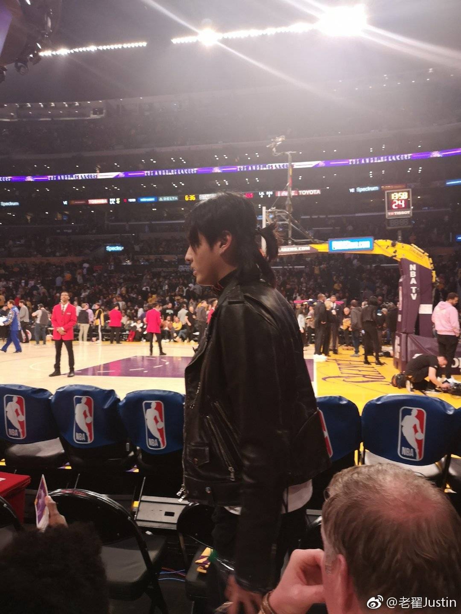 吴亦凡从前排走过