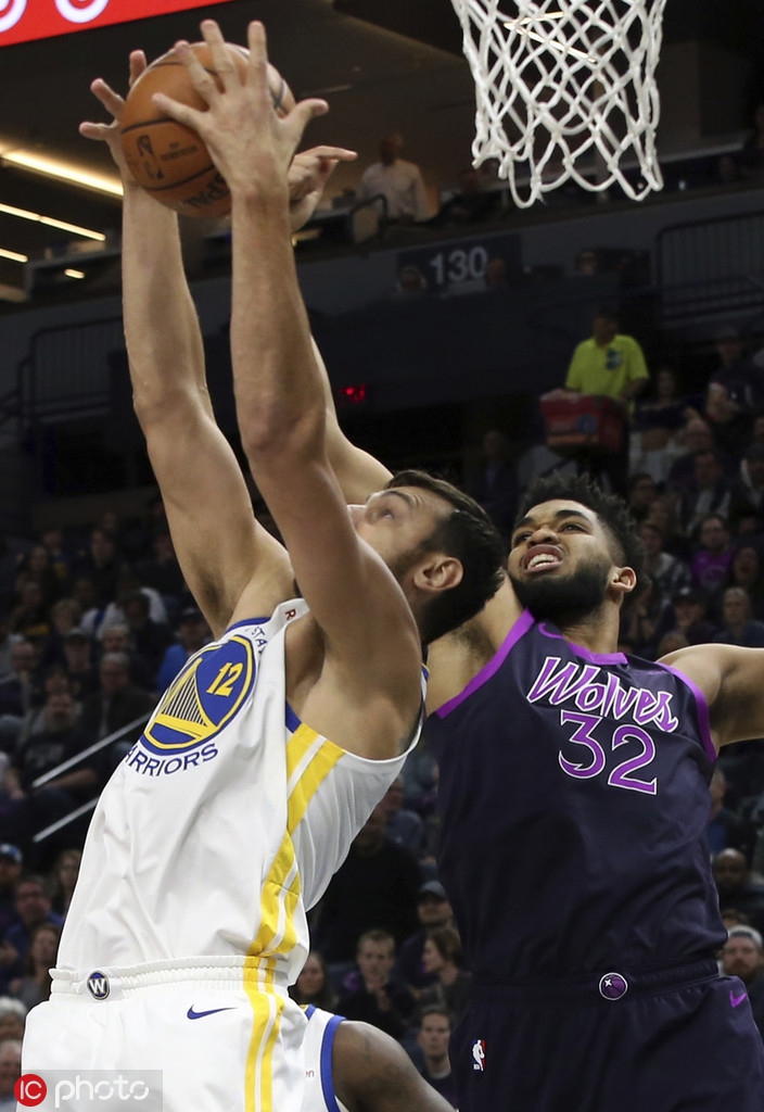 唐斯博古特争抢篮板