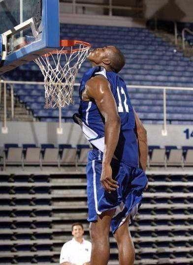 NBA有多少球员能摸到篮板上沿？现役有3人几乎完成！