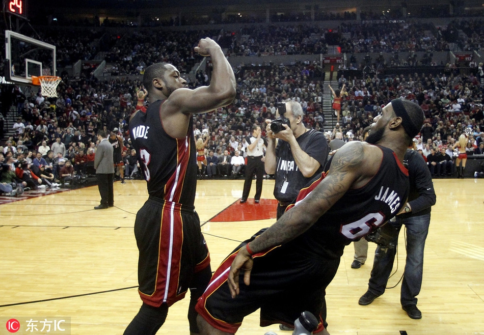 回顾詹韦赛场基情瞬间