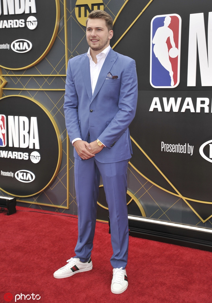 群星盛装出席NBA年度颁奖典礼 神盾局局长为黑白双雄颁奖