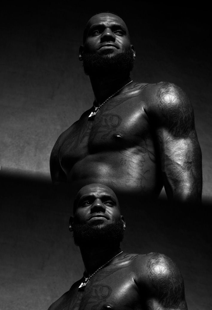 帅炸！詹姆斯黑白写真大片 赤裸上身狂秀肌肉 背部文身太霸气