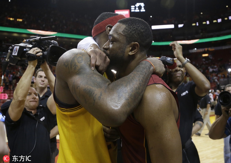 回顾詹韦赛场基情瞬间