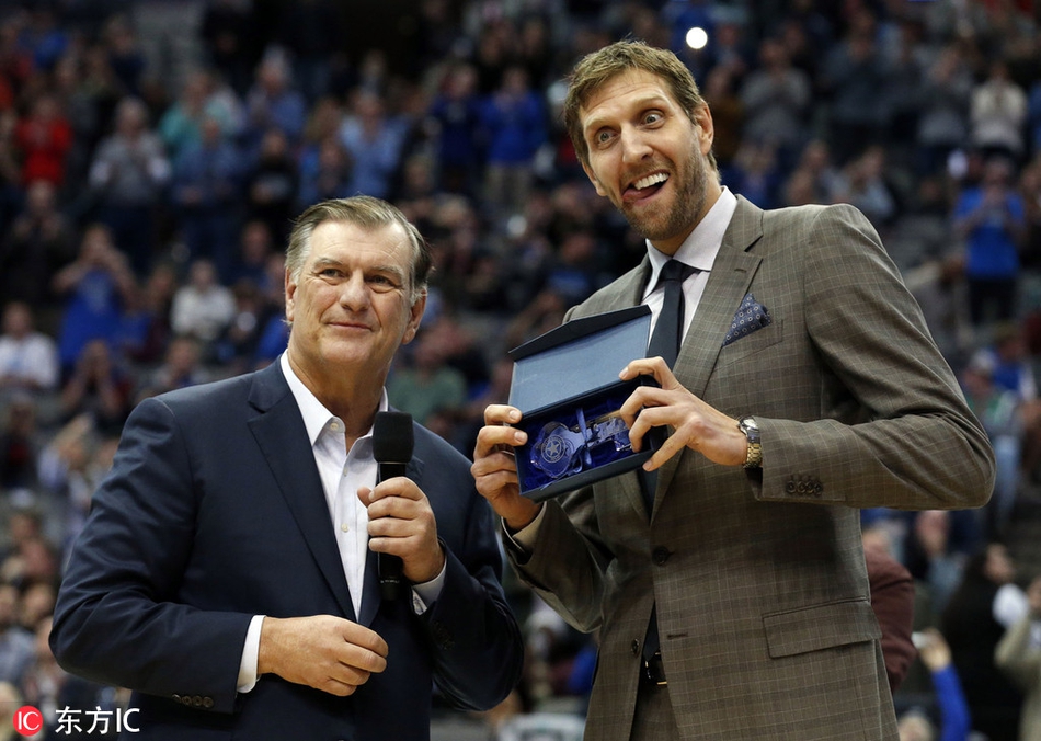 诺维茨基调皮吐舌头