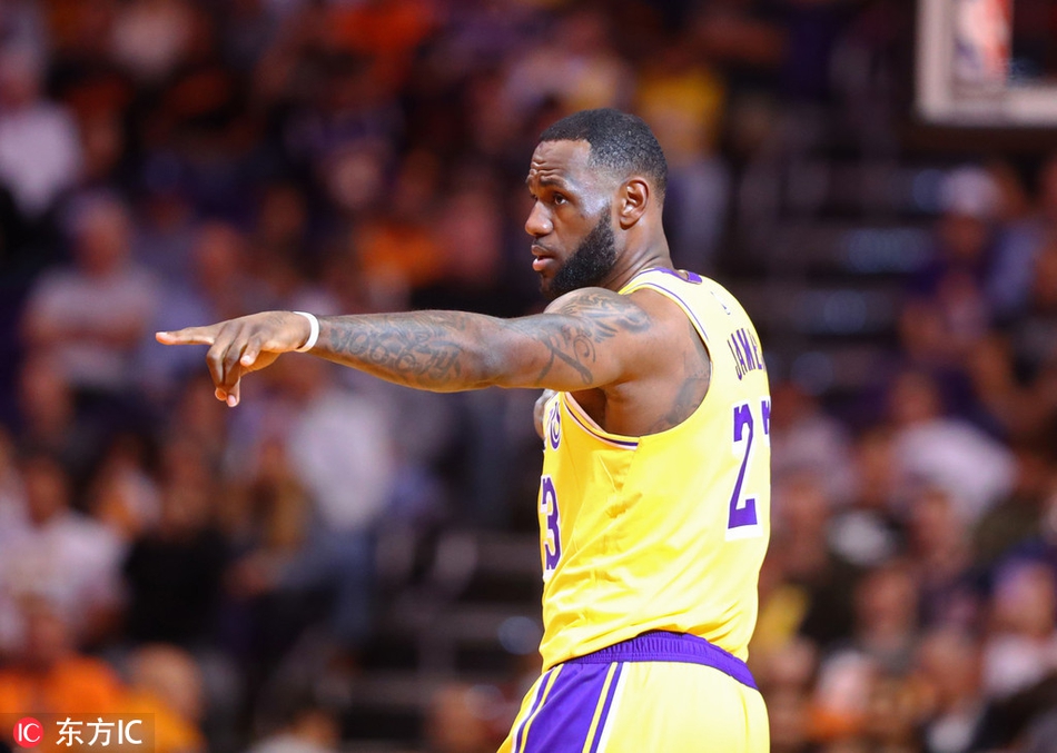 詹姆斯指挥队友跑位