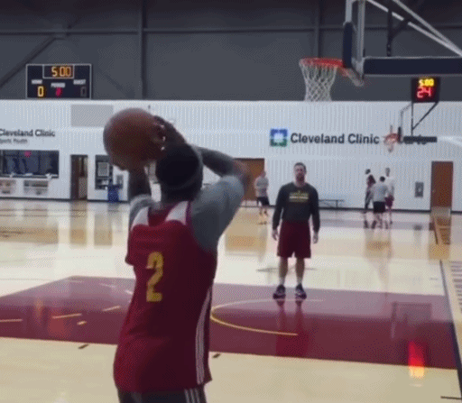 训练师晒老视频：詹姆斯只用左手投篮依旧无解！