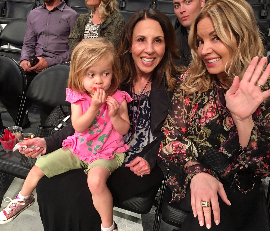 深度|湖人影子老板曾是老巴斯的小姨子 詹姆斯也视她为领导