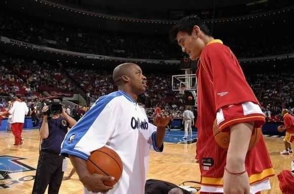 一张照片就能讲述一段NBA故事！姚明老大重逢 加嫂遥望科比