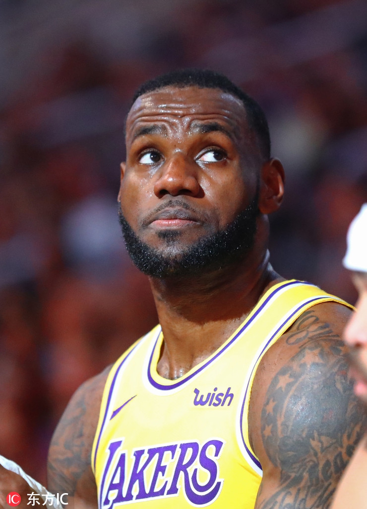 詹姆斯坐在替补席