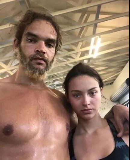 这是亲兄妹？哥哥入选NBA最丑球员 妹妹是顶级超模与赌王儿媳同台