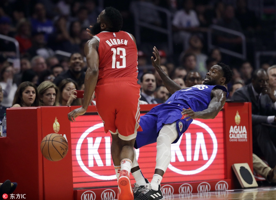 哈登冲撞贝弗利