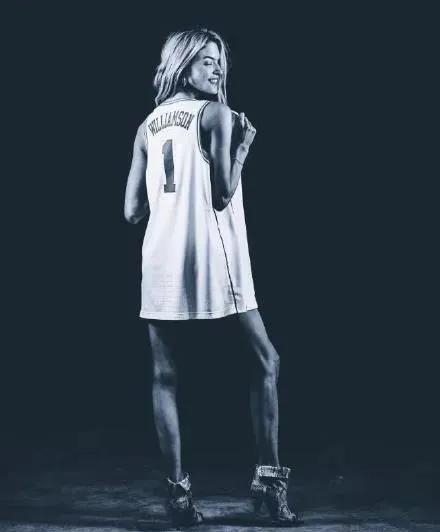 两米大长腿!吊打网红脸!维密女神在锡安面前竟然秒变迷妹