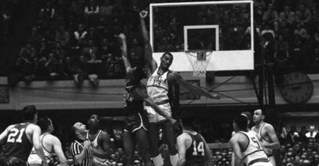 NBA有多少球员能摸到篮板上沿？现役有3人几乎完成！