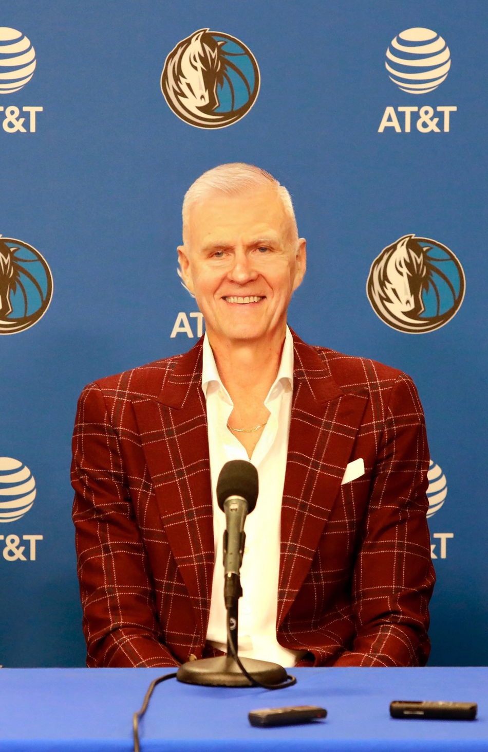 风靡NBA的变老挑战！白胡子老詹依旧霸气 一人撞脸波波维奇