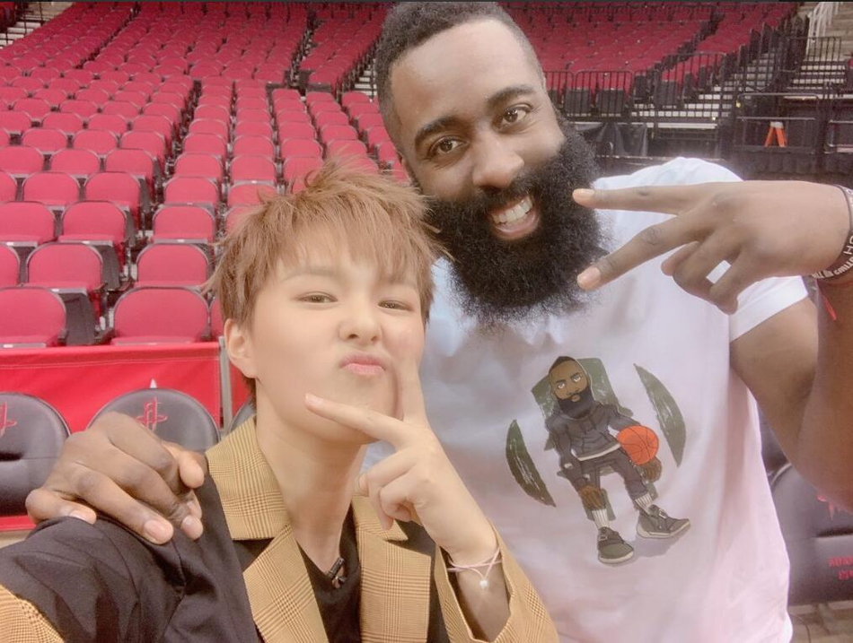 哈登与Sunnee合影