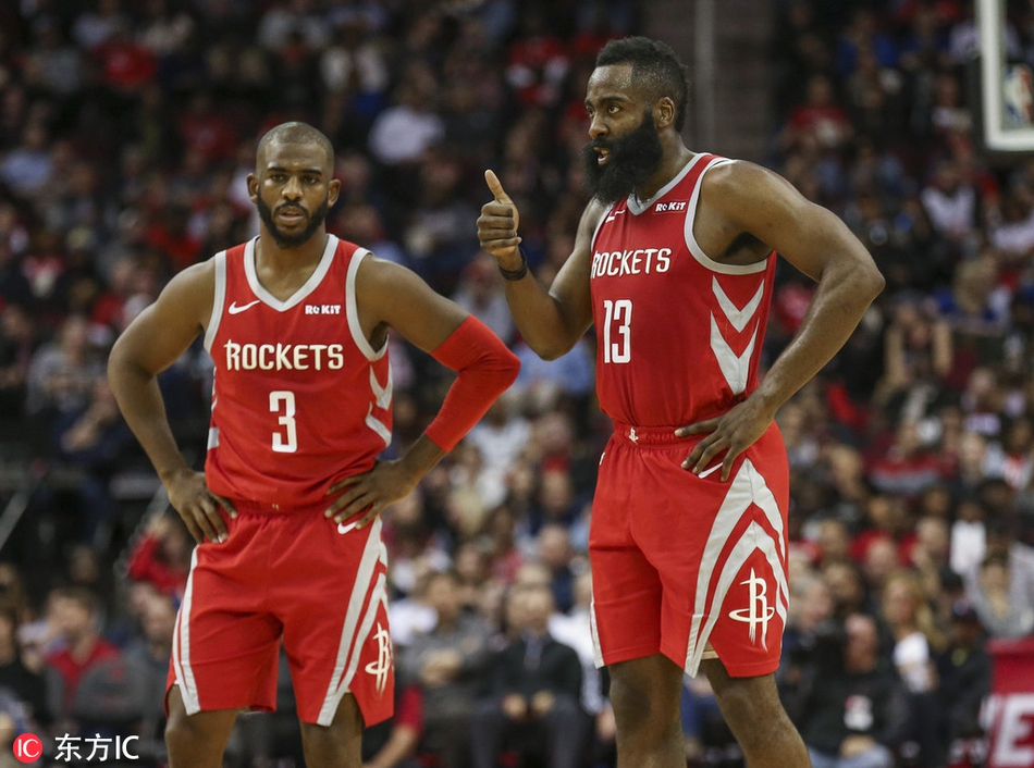 哈登保罗在比赛中交流